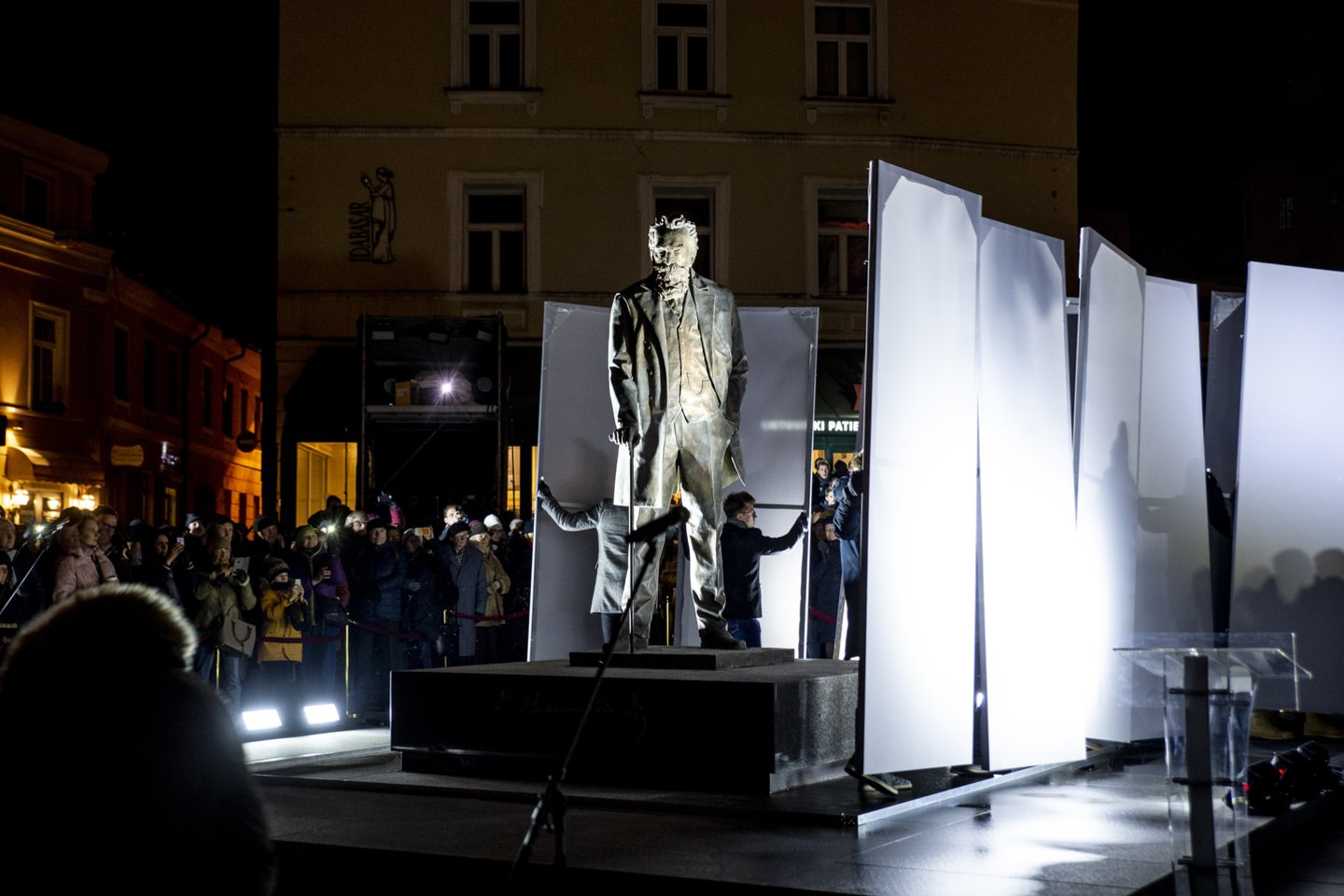 Penktadienį prie Filharmonijos buvo atidengta G.Piekuro sukurta J.Basanavičiaus skulptūra. <br>V.Ščiavinsko nuotr. 
