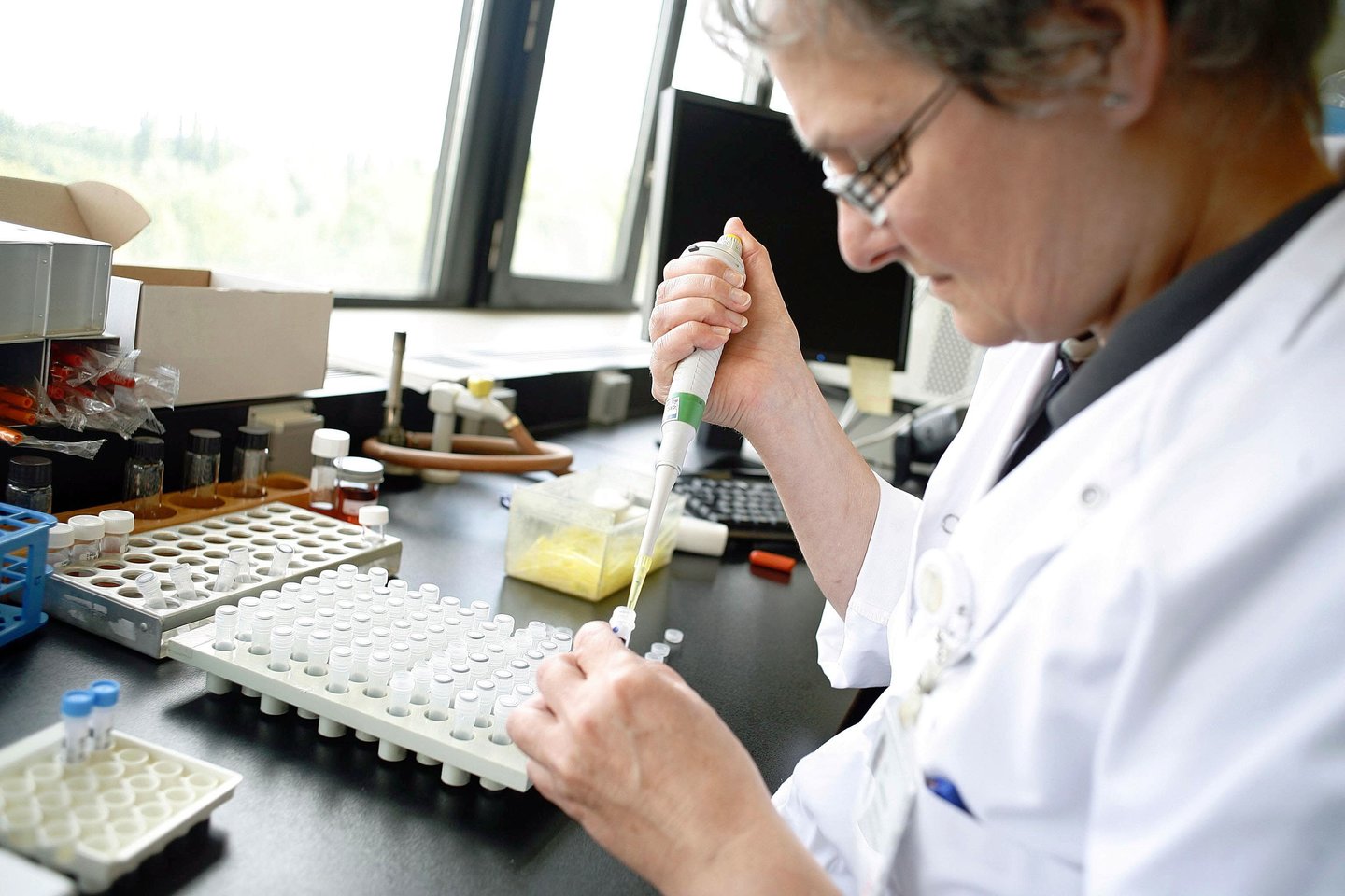 Įvairios laboratorijos pasaulyje prašo žmonių pagalbos tyrimuose. Iš viso pasaulio atsiųstuose mėginiuose randama įdomių ir dar neištirtų bakterijų.<br> AFP/Scanpix nuotr.