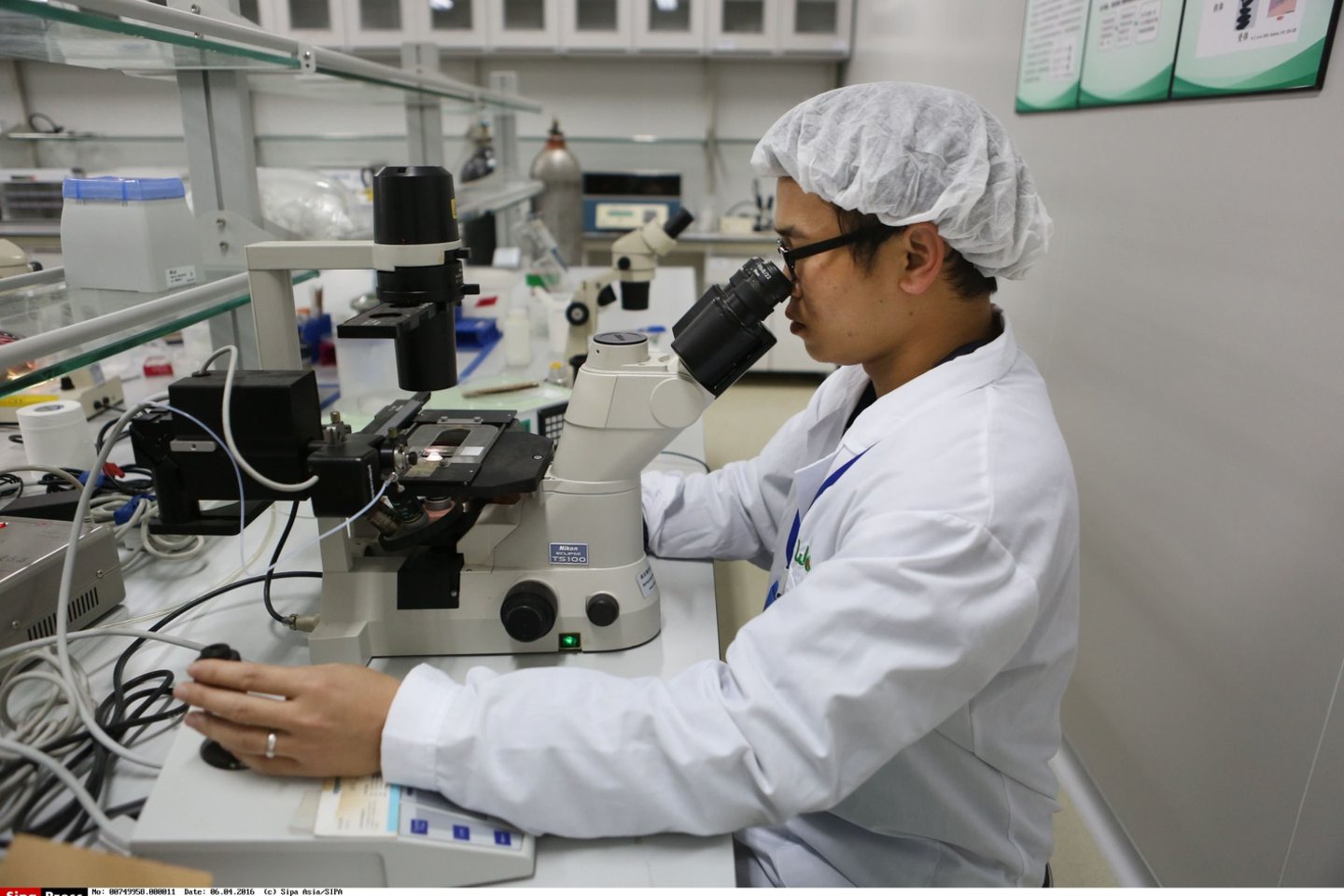 Tyrėjai nuolat ieško mikroorganizmų, iš kurių galėtų sukurti naujų antibiotikų, tačiau šis procesas yra lėtas ir brangus, o atsparių infekcijų vis daugėja.<br> SIPA/Scanpix nuotr.