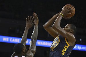 Įstrigusius NBA čempionus gelbėjo kaip monstras žaidęs Kevinas Durantas