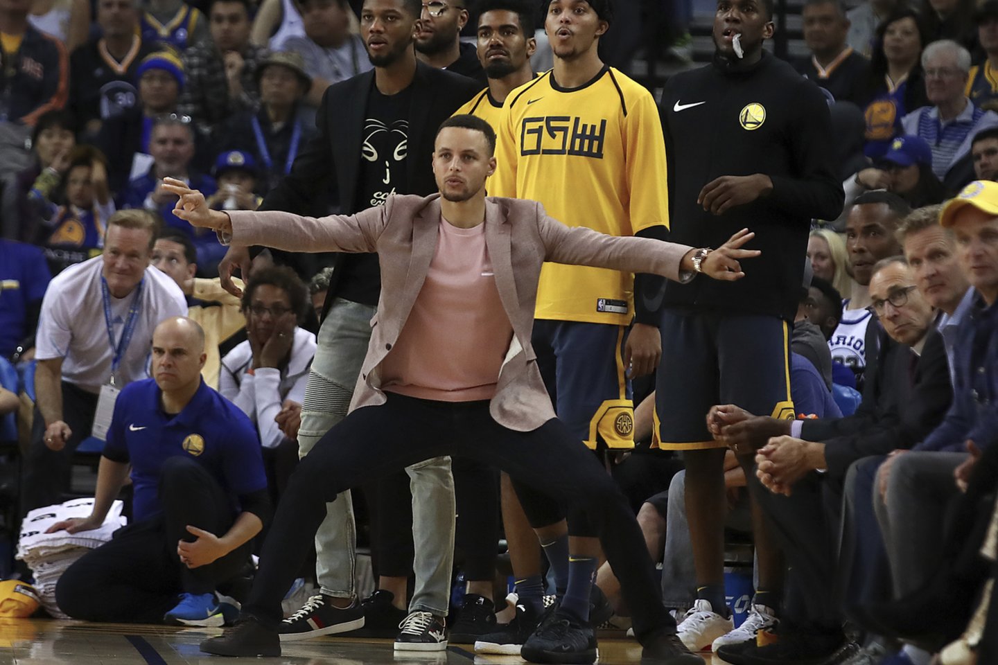 S.Curry negali žaisti, bet „Golden State Warriors“ komanda nutraukė pralaimėjimų seriją.<br> AP nuotr.