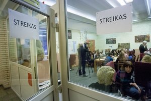 Pedagogai tęsia streiką ir rengs mitingą prie Seimo: tai – ne derybos