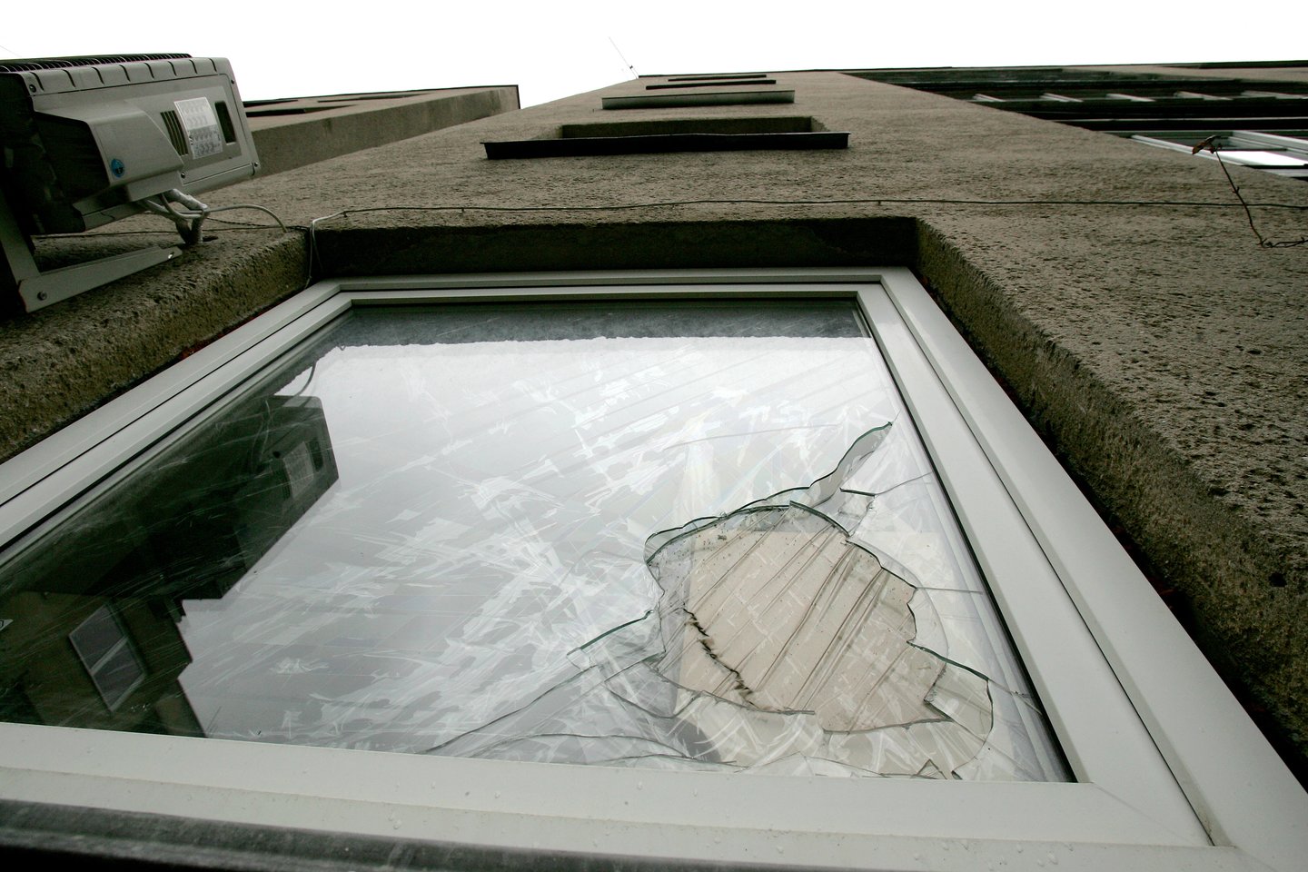 Nežinomi piktadariai Kėdainiuose peršovė moters lango stiklą.<br>V.Balkūno asociatyvi nuotr.