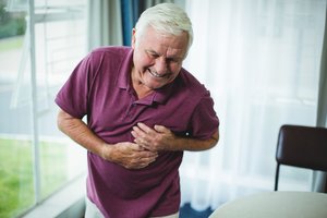 Krūtinės skausmai praneša ne tik apie širdies ligas