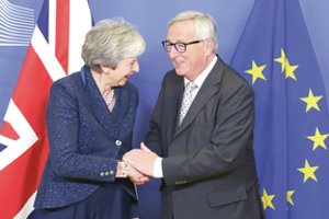 Briuselyje triumfavo, tačiau Londone Theresai May teks lieti prakaitą