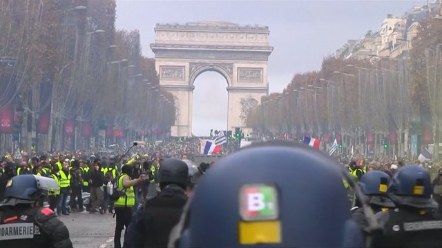 Paryžius tvarkosi po protestų, nukentėjo ir Eliziejaus laukai