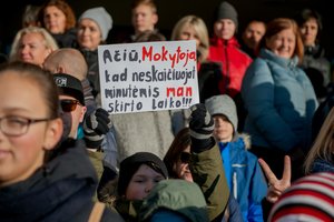 Mokytojai pyksta: gaisras kol kas gesinamas benzinu