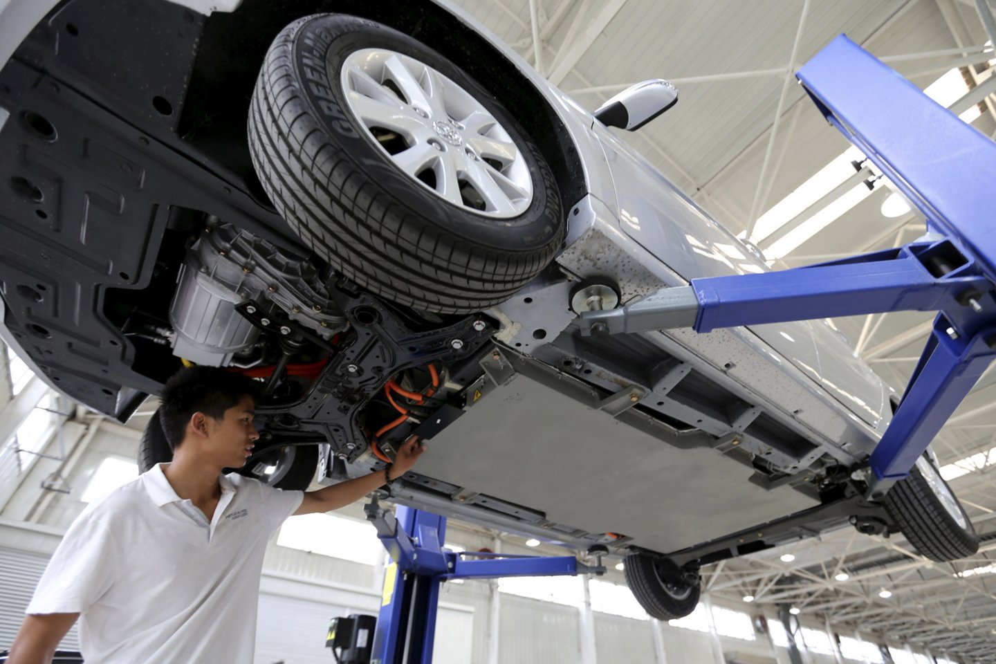 Elektromobilių gamyba vis labiau koncentruojasi Kinijoje.<br> Reuters/Scanpix nuotr.
