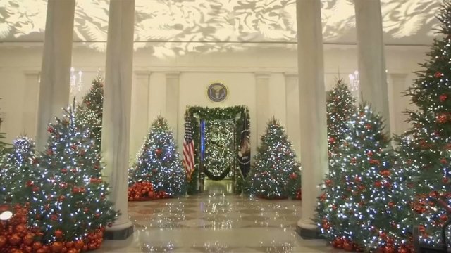 Baltieji rūmai pasipuošė Kalėdoms, o dekoracijos priverčia aiktelėti