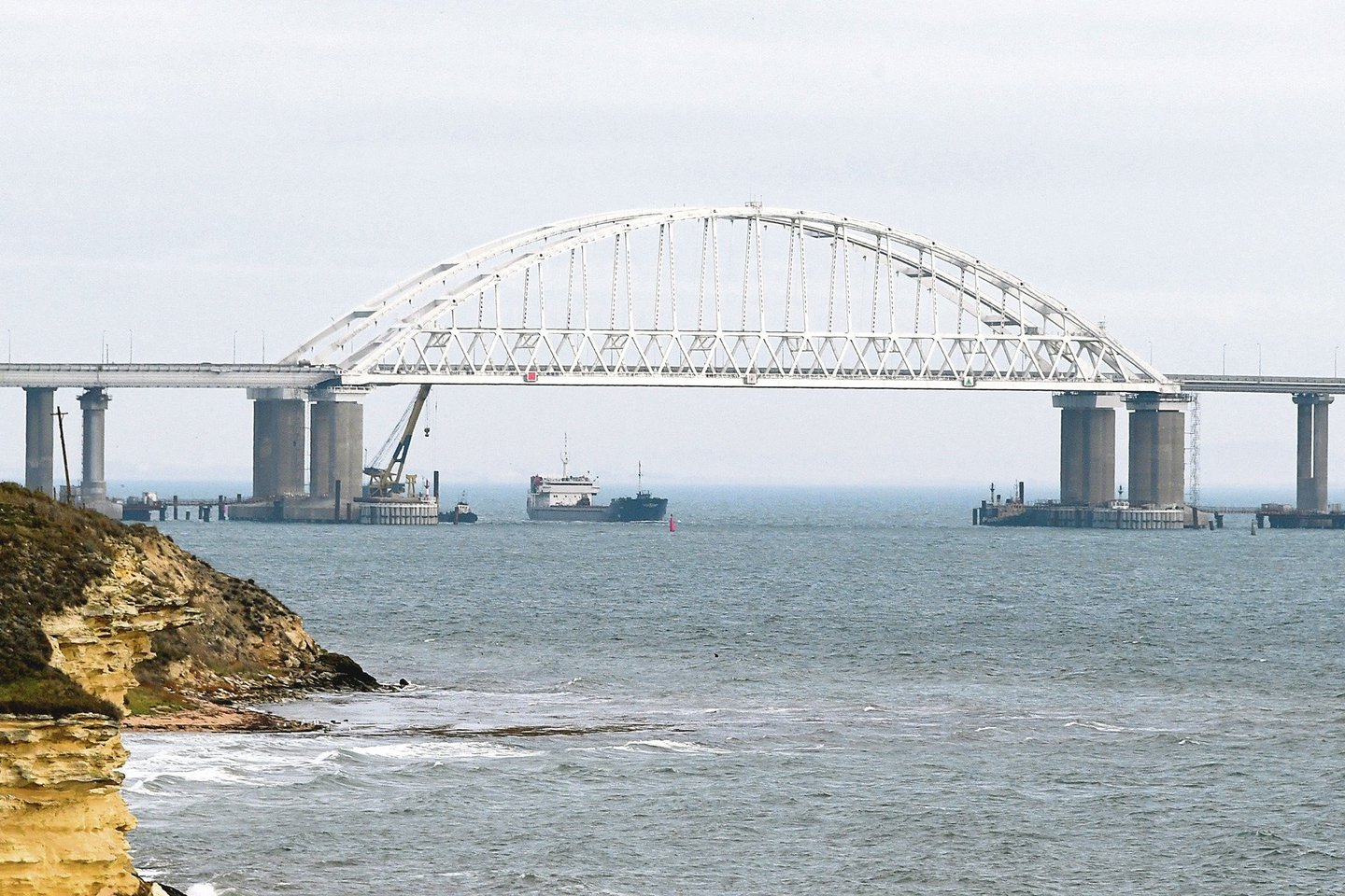 P.Porošenkai pavyko įtikinti Aukščiausiąją Radą palaikyti karo padėties įvedimą. Tai padaryta po to, kai Rusija apšaudė Ukrainos karo laivus Kerčės sąsiauryje.<br>AP nuotr.