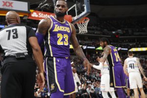 LeBronas Jamesas sužaidė tragišką mačą – „Lakers“ sumindė „Nuggets“ krepšininkai