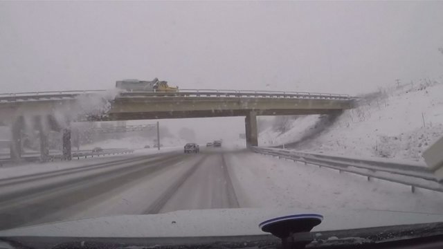 Sunku patikėti, ką važiuojant keliu vyro automobiliui padarė paprastas sniegas