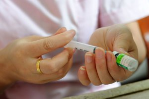 Dėl kūdikių su redaguotais genais padaryta pauzė, sako kinų mokslininkas