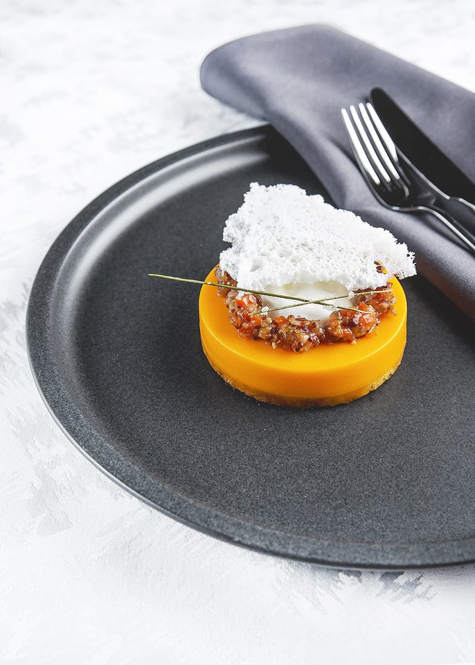 Lietuviškiausias desertas – „Baltijos gintaras“, kurį paitekė restoranas „4“ (Gabrielius Zajacas ir Francesco Di Marco).