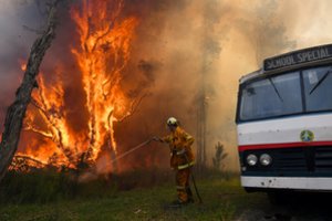 Australijoje siaučiant krūmynų gaisrams evakuojami tūkstančiai gyventojų