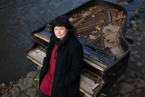 Perpratusi  stiklo charakterį moteris kuria stiklinius namus