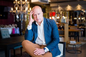 Egidijus Sipavičius su nauja gerokai jaunesne mylimąja įsikūrė naujame name