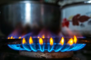 Aiškėja, kiek kitąmet buitiniams vartotojams brangs dujos ir elektra