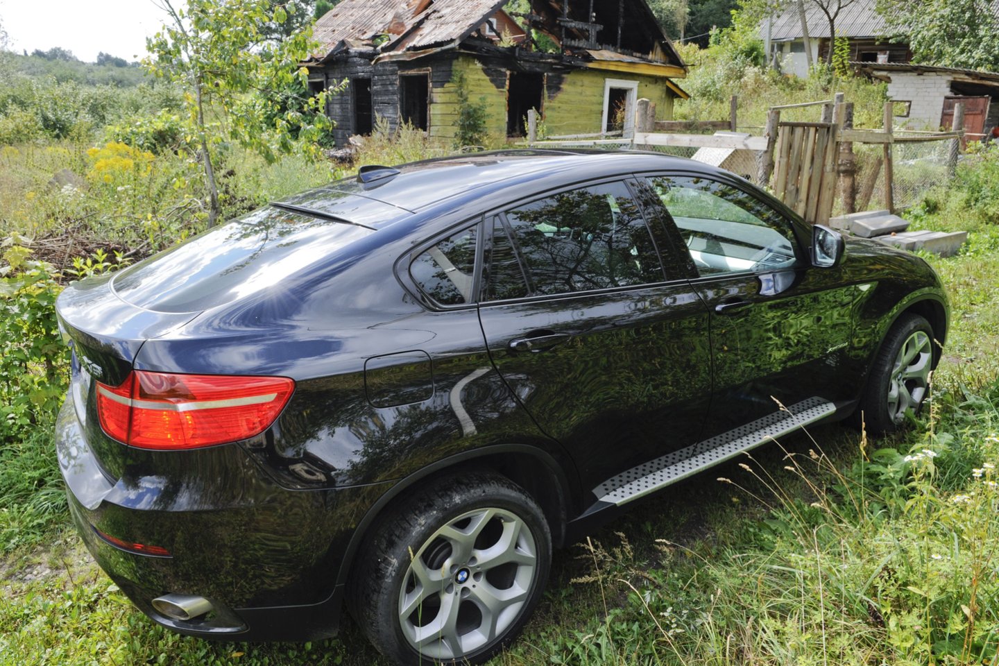  Kauno krašte vagys pagrobė du prabangius automiobilius. Vienas jų, BMW X6, priklauso emigrantui, atvykusiam pas artimuosius.<br> V.Ščiavinsko asociatyvioji nuotr.