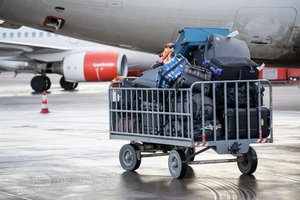 Stokholmo oro uoste „Air India“ lėktuvas sparnu kliudė pastatą