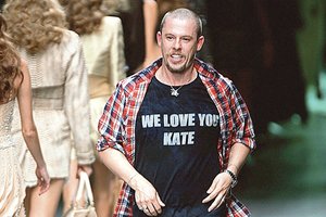 Alexanderio McQueeno istorija: kaip elgeta iš lūšnynų tapo mados karaliumi