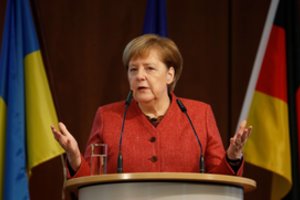 A. Merkel tikina, kad karinio sprendinio Ukrainos konfliktui nėra