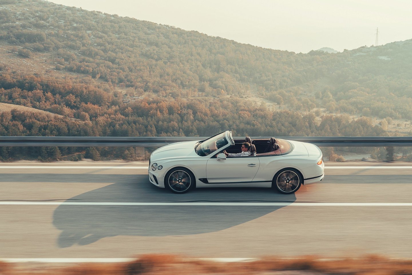2019 metais rinkoje pasirodysiantis „Bentley Continental GT“ kabrioletas – jau trečios kartos modelis.<br> Gamintojo nuotr.