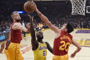 Galingą D. Sabonio pasirodymą užgožė „Lakers“ žvaigždės L. Jameso šou
