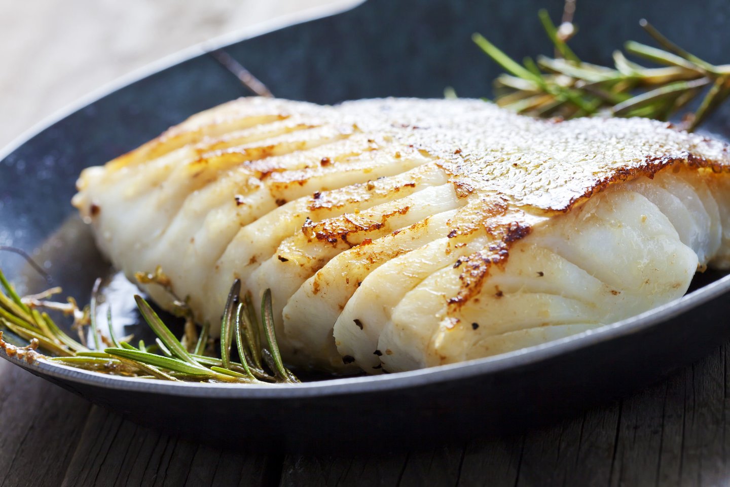  Kaip ir ankštines daržoves, žuvį geriausia skanauti ruoštą garuose, bet galima kepti ir orkaitėje su daug daržovių.<br> 123rf nuotr.