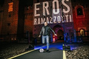 Matėme savo akimis: Italijos žvaigždės Eroso Ramazzotti šventė – prabangioje Milano pilyje