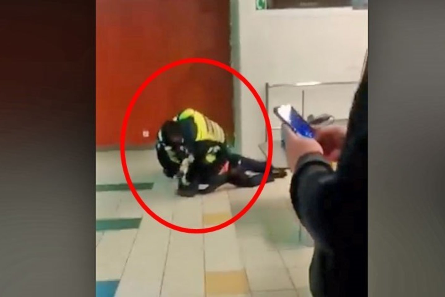  Elektros šoku sulaikytojo galvą talžęs pareigūnas išmestas iš policijos.<br> Stop kadras iš vaizdo medžiagos