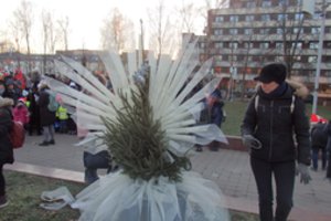 Klaipėdos Atgimimo aikštėje nušvito šimtas papuoštų eglučių