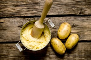 Šefas pamokė, kaip išvirti tobulą bulvių košę