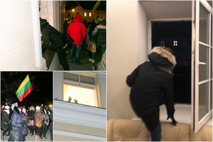 Chaosas prie ŠMM perėjo į ramesnę stadiją: aptariami įvykiai, miegmaišiai ištiesti