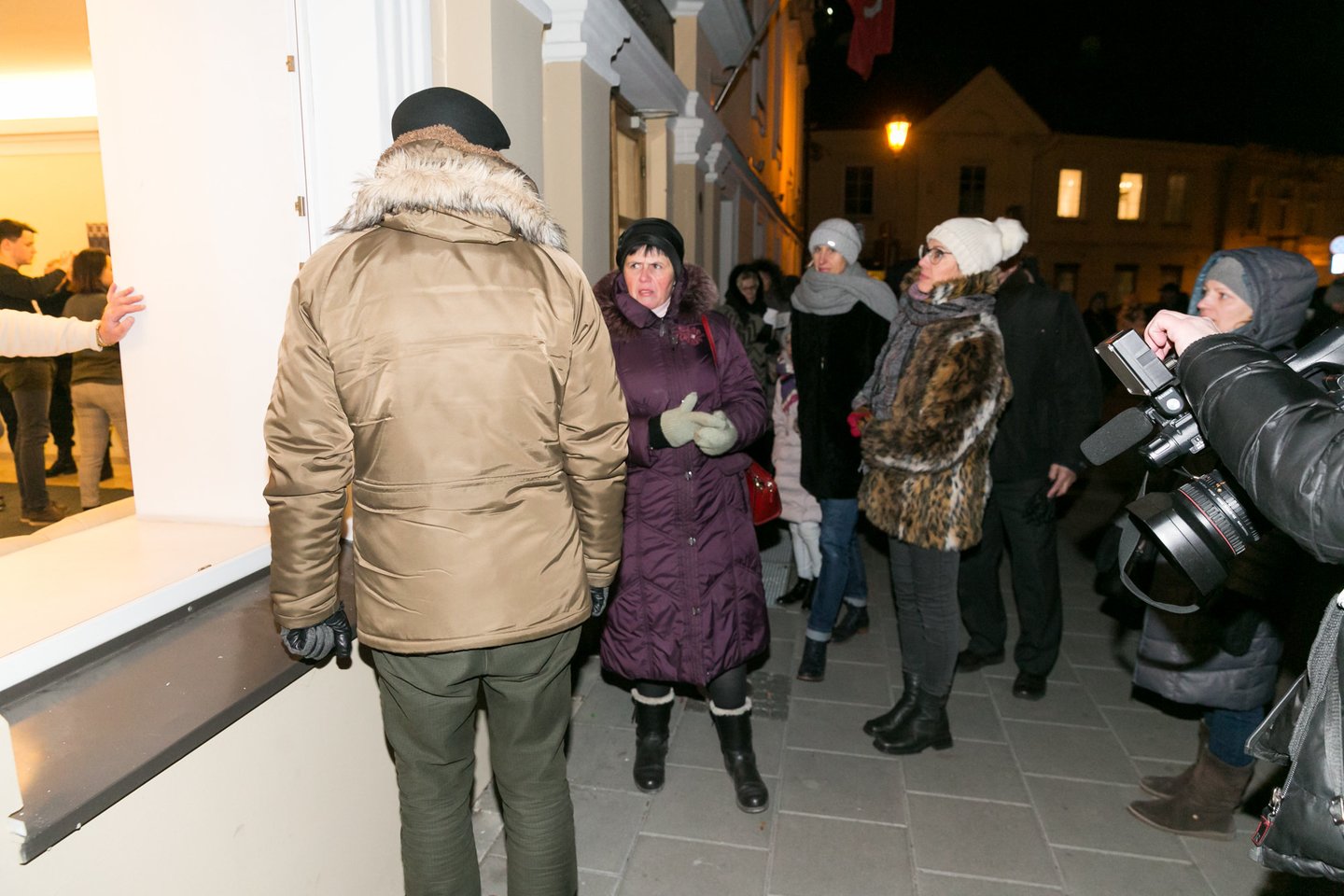  ŠMM likę mokytojai sulaukė ir palaikymo iš mitingo prie Seimo sugrįžusių pedagogų, kuriems teko stovėti lauke.<br> T.Bauro nuotr.