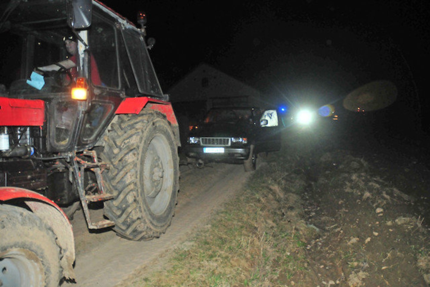 Panevėžio rajone ilgapirščiai išnarstė brangaus traktoriaus dalis.