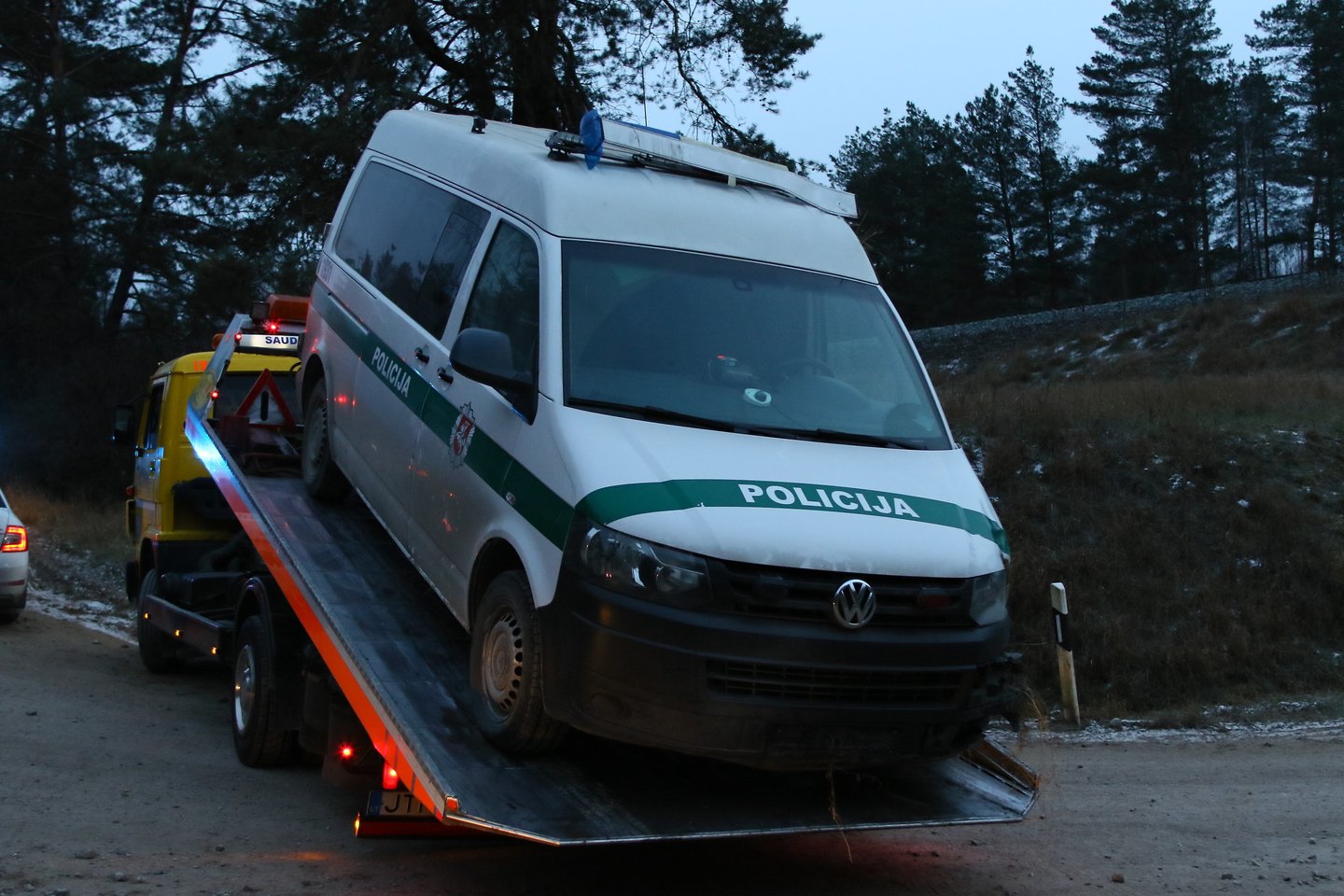 Vilniaus rajone kontrabandininkams pavyko pasprukti nuo policijos, pareigūnų automobilis vertėsi.