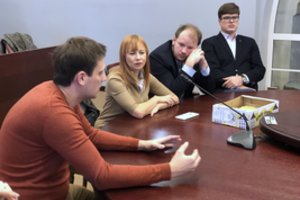 ŠMM toliau tvyro chaosas: vadovų tonas kyla, o mokytojų ašaros liejasi ir salėje, ir koridoriuose