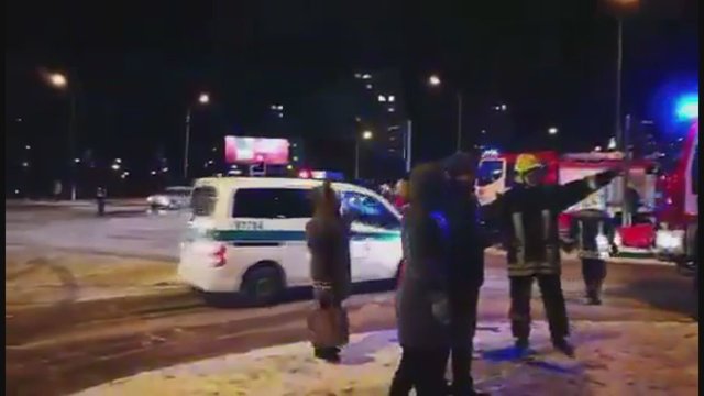 Vilniuje į degalinę įsirėžus automobiliui nutekėjo kuras, pradėta evakuacija