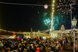 Klaipėdos Teatro aikštėje papuošta klaipėdiečių šeimos išauginta eglė