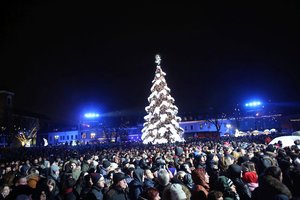 Kaune įžiebta pagrindinė miesto eglė. Ji –  tikra Žiemos karalienė