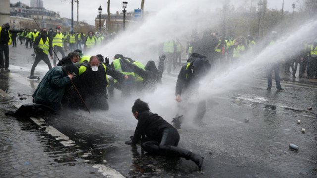 Paryžiaus gatvėse tikras chaosas: sostinė panaši į mūšio lauką