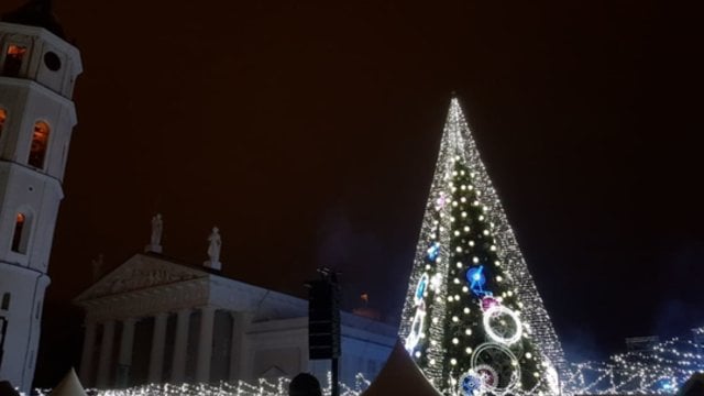 Šventės jau čia pat – sostinėje įžiebta pagrindinė Kalėdų eglė