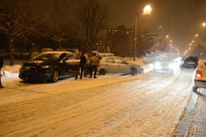 Sostinėje pasnigus pasipylė avarijos, į stulpą rėžėsi „CityBee“ pagrobęs 14-metis