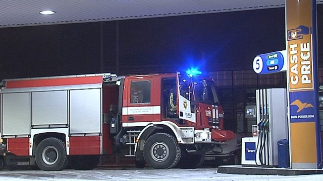 Vilniuje automobilis rėžėsi į degalinę, baiminantis sprogimo evakuoti žmonės