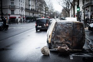 Prancūzijoje per avariją „geltonųjų liemenių“ blokuotame kelyje žuvo žmogus