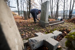 Svarbiausios taisyklės, kaip tinkamai tvarkyti kapus atšalus orams