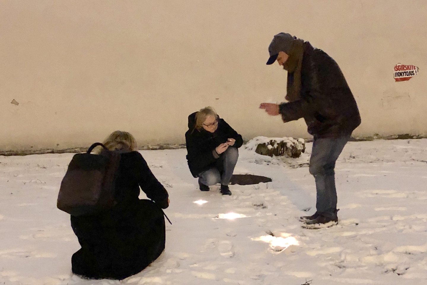 Prie ministerijos žmonės rinkosi uždegti žvakeles.<br> V.Ščiavinsko nuotr.
