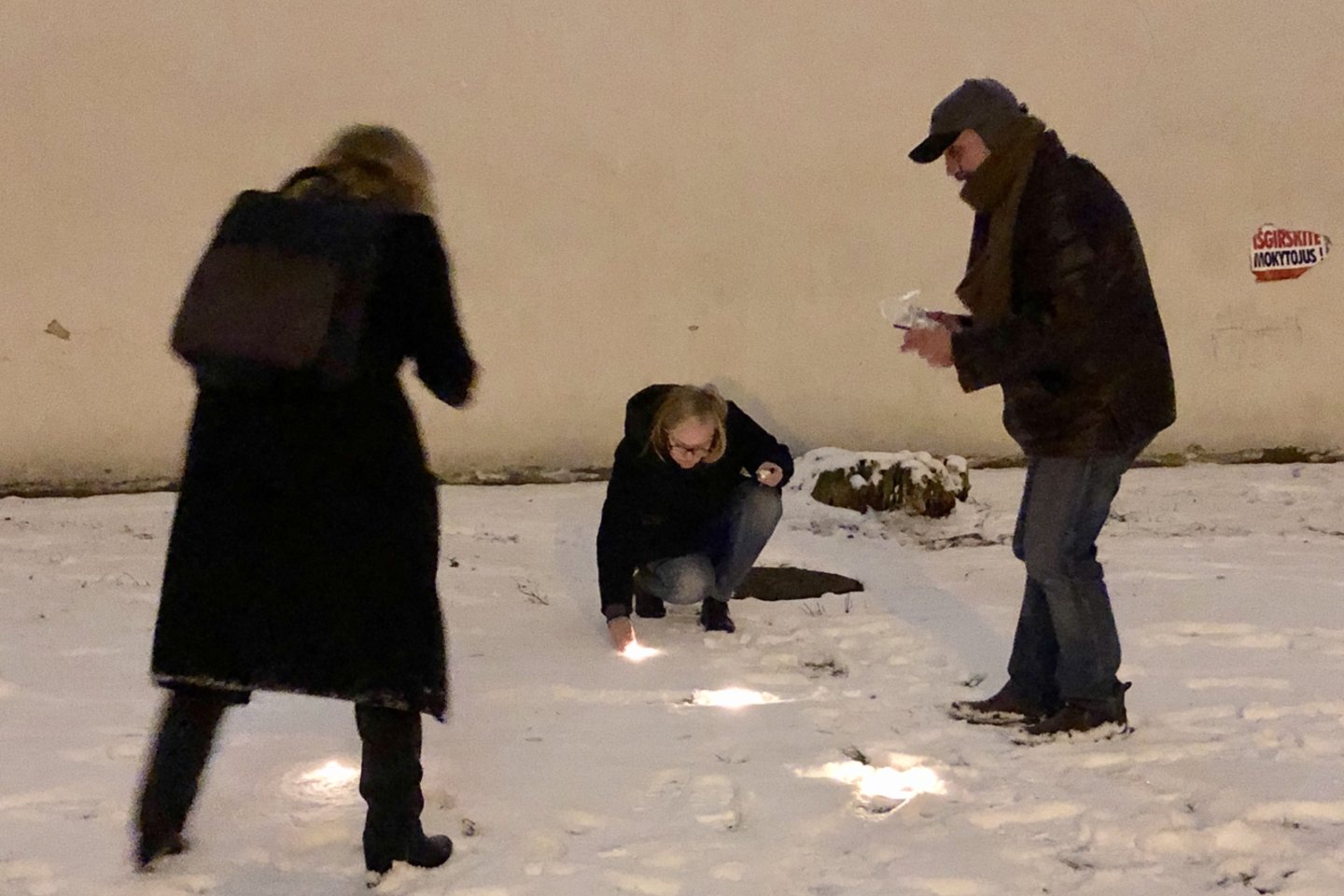 Prie ministerijos žmonės rinkosi uždegti žvakeles.<br> V.Ščiavinsko nuotr.