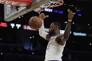 Laiku susiėmusi „Lakers“ ekipa parbloškė „Suns“ komandą